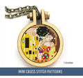 The image shows a close-up of a cross stitch pattern set in a circular wooden frame, featuring a couple in an intimate embrace. The background includes various geometric and colorful patterns that characterize Klimt's style.